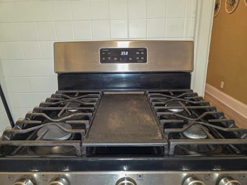 Cute 2 Bedroom Apartment 7 minutes from the falls! Apartment in Niagara Falls