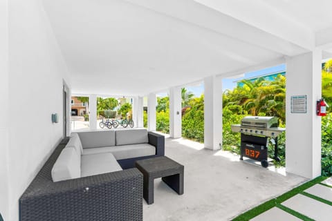 Isla Luna ~ Waterfront Oasis ~ Pool ~ Dock~ Kayaks Inn in Marathon