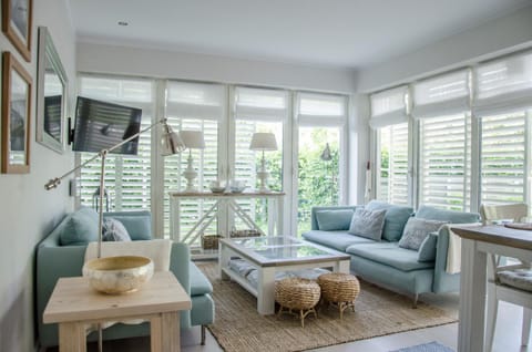 Communal lounge/ TV room, Day, TV and multimedia, Balcony/Terrace, Living room, Seating area, internet