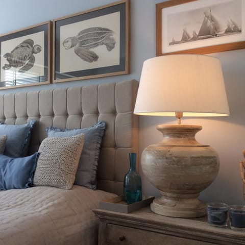 Bed, Photo of the whole room, Decorative detail, Seating area, Bedroom, Area and facilities, hair dresser