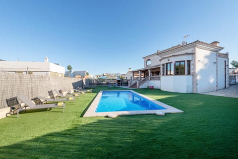 Property building, Garden, Swimming pool, sunbed