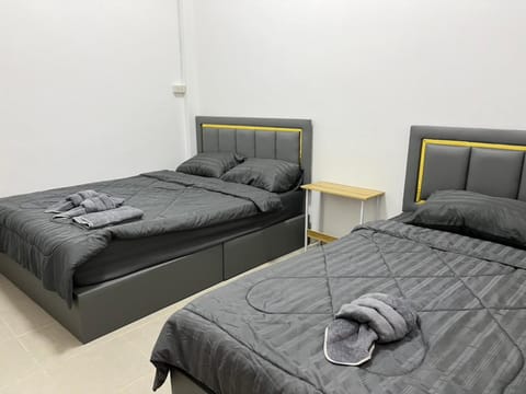 Bed, Bedroom, towels