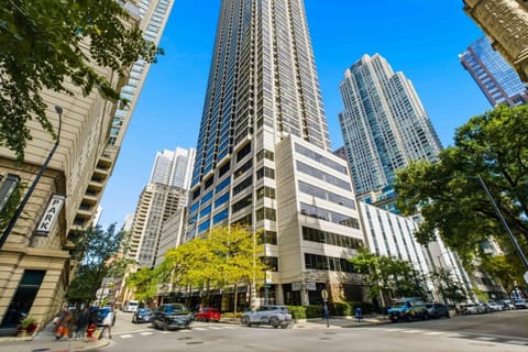 2bd River North Million Dollar Views! Parking Incl condo Apartment in River North