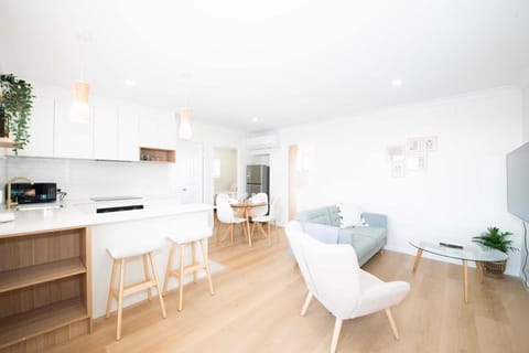 Kitchen or kitchenette, Living room, Seating area, Dining area, dishwasher, oven, stove, toaster