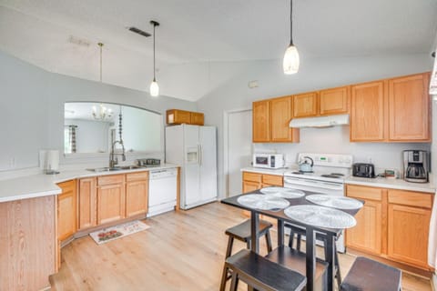 Private Yard • Near Parks & Beach • 4 Smart TVs House in Palm Coast