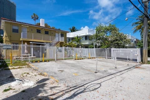 Cozy 1BR Beach Apartment Walk to Miami Beach Apartment in Flamingo Lummus