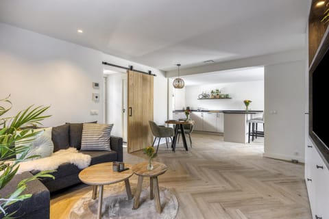 TV and multimedia, Kitchen or kitchenette, Living room, Seating area, Dining area