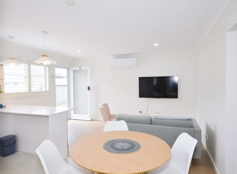 TV and multimedia, Living room, Dining area, air conditioner