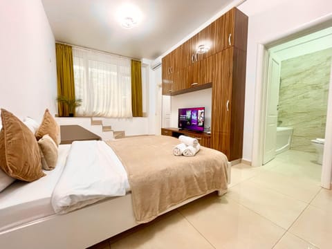 Bed, TV and multimedia, Photo of the whole room, Bedroom, towels