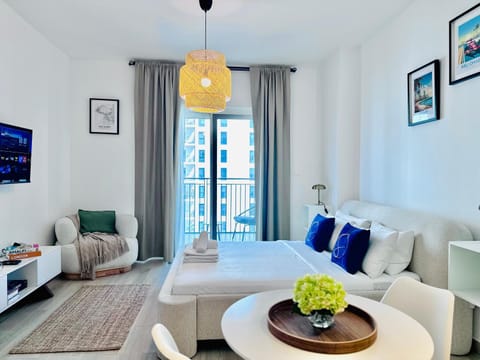 Bed, TV and multimedia, Living room, Photo of the whole room, Seating area, Bedroom