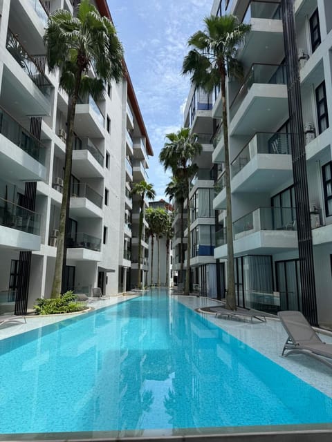 Property building, Day, Swimming pool, sunbed
