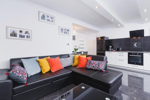 TV and multimedia, Kitchen or kitchenette, Living room, Seating area, stove