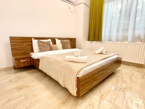 Bed, Photo of the whole room, Bedroom, internet, towels, air conditioner