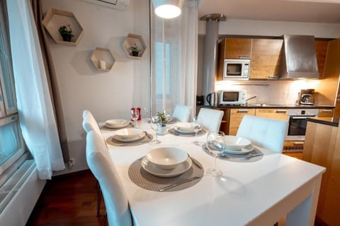 Coffee/tea facilities, Kitchen or kitchenette, Dining area, kitchen