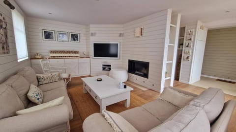 Communal lounge/ TV room, TV and multimedia, Living room