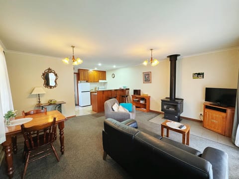 TV and multimedia, Kitchen or kitchenette, Living room, Seating area, Dining area