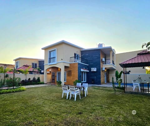 Property building, Day, Garden, Garden view