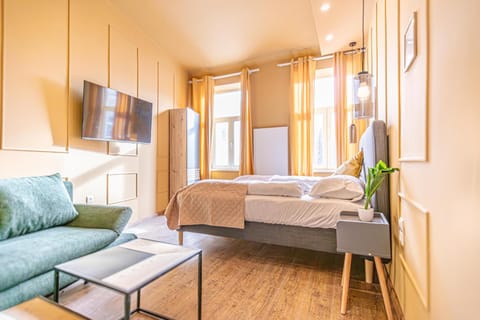 Bed, TV and multimedia, Living room, Seating area, Evening entertainment, Bedroom