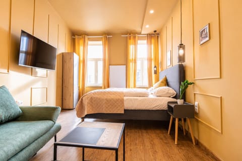 Property building, Bed, TV and multimedia, Seating area, Bedroom