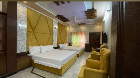 Bed, Living room, Photo of the whole room, Seating area
