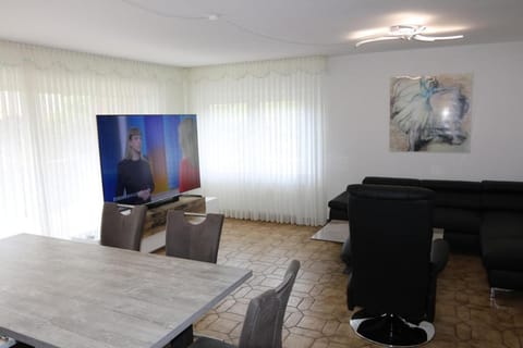 TV and multimedia, Living room, Seating area, Dining area