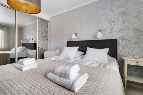 Bed, Bedroom, towels