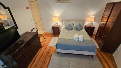 Bed, TV and multimedia, Photo of the whole room, Bedroom, towels, wardrobe