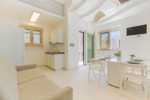 Kitchen or kitchenette, Seating area, Dining area