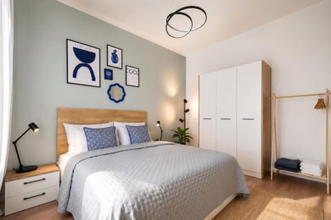 Bed, Bedroom, towels, wardrobe