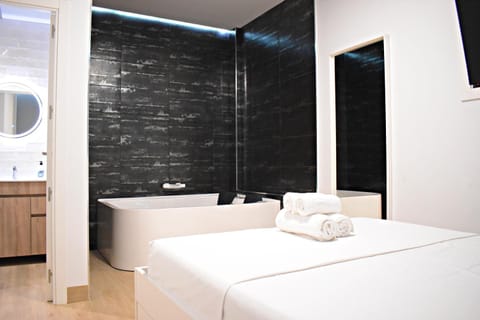 Bed, Bathroom, Photo of the whole room, Bedroom, towels