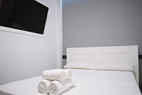 Bed, TV and multimedia, Bedroom, towels