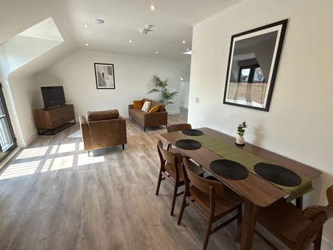 Communal lounge/ TV room, TV and multimedia, Living room, Seating area, Dining area, Evening entertainment