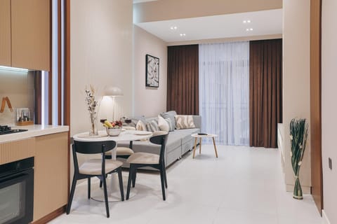TV and multimedia, Kitchen or kitchenette, Living room, Seating area, Dining area