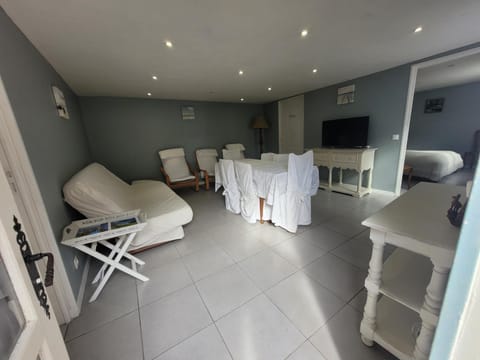 Communal lounge/ TV room, TV and multimedia, Living room, Seating area, Dining area
