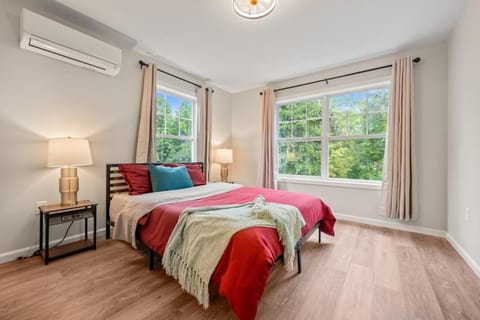 Bed, Photo of the whole room, Bedroom, air conditioner