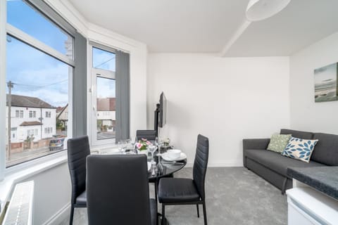 TV and multimedia, Living room, Seating area, Dining area