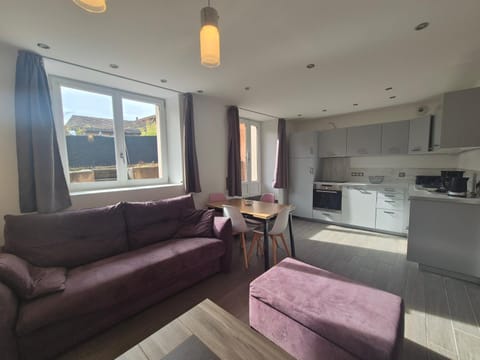 Kitchen or kitchenette, Seating area, Dining area