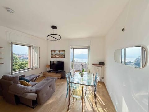 Communal lounge/ TV room, Natural landscape, TV and multimedia, Living room, Seating area, Dining area, Mountain view, Sunset, furniture, internet