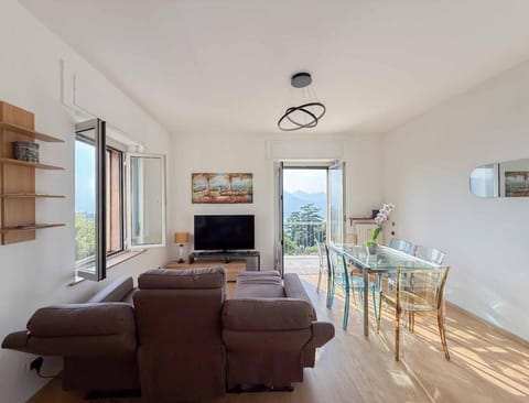 Communal lounge/ TV room, Natural landscape, TV and multimedia, Living room, Dining area, Lake view, Mountain view, Sunset, furniture, internet