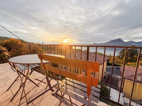 Natural landscape, Balcony/Terrace, Dining area, Lake view, Mountain view, Sunset, internet