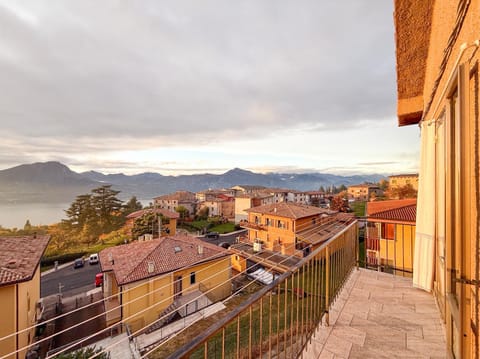 Neighbourhood, Natural landscape, Balcony/Terrace, Dining area, Lake view, Mountain view, internet