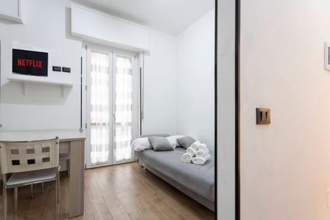 Bed, TV and multimedia, Living room, Photo of the whole room, Seating area