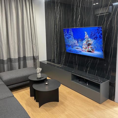 Communal lounge/ TV room, TV and multimedia, Living room, Seating area, Evening entertainment