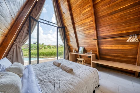 Property building, Bed, Bedroom