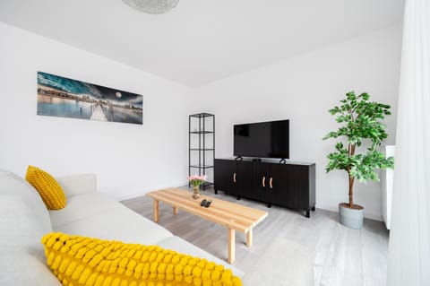 Communal lounge/ TV room, TV and multimedia, Living room, Seating area, Evening entertainment