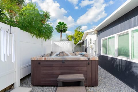 6br Sleeps 21 Tropical Villa Heated Pool Hot Tub House in Bradenton