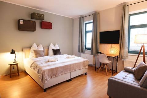Bed, TV and multimedia, Living room, Seating area, Evening entertainment, Bedroom, towels