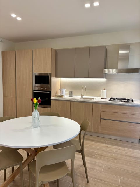 Kitchen or kitchenette, Dining area, stove