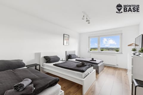 Property building, Bed, TV and multimedia, Bedroom