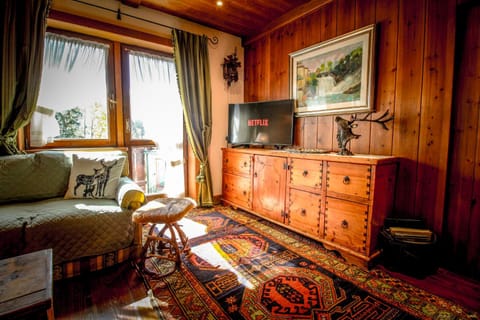 Communal lounge/ TV room, TV and multimedia, Living room, Seating area, Evening entertainment